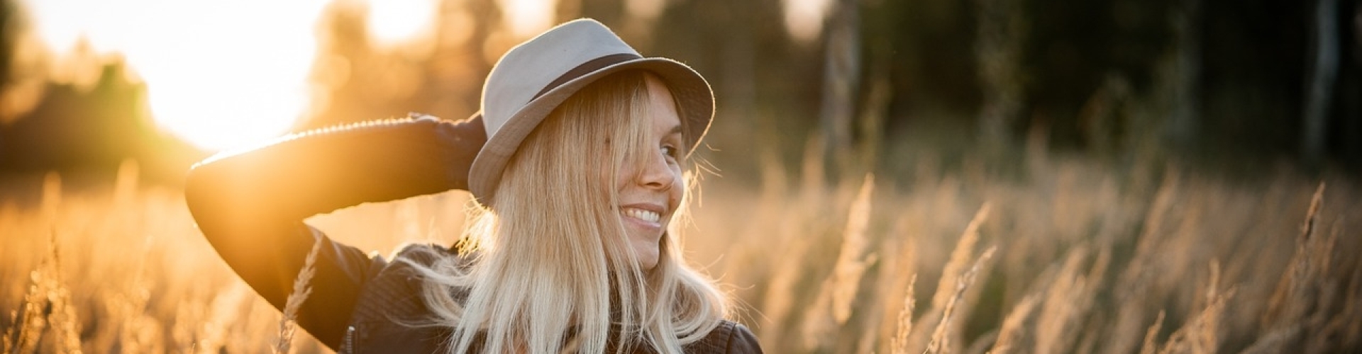 Vrouw in het veld met hoed