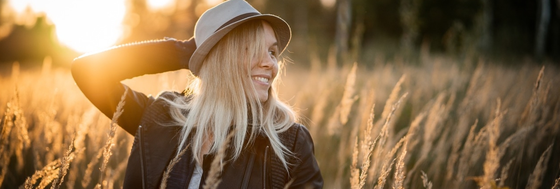 Vrouw in het veld met hoed