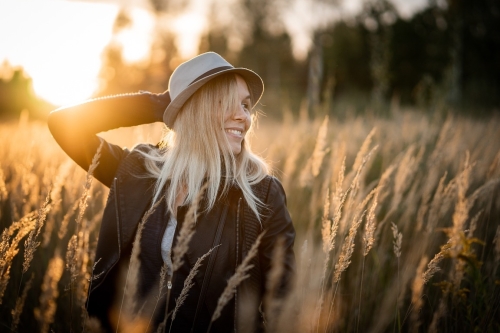 Vrouw in het veld met hoed