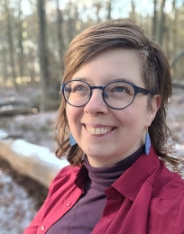Anja Coulier in de sneeuw in het bos