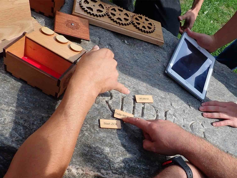 Materiaal voor escape the maze waarbij een team bezig is met een puzzel