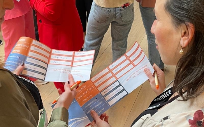 Energizer waarbij deelnemers elkaar leren kennen op een leuke manier