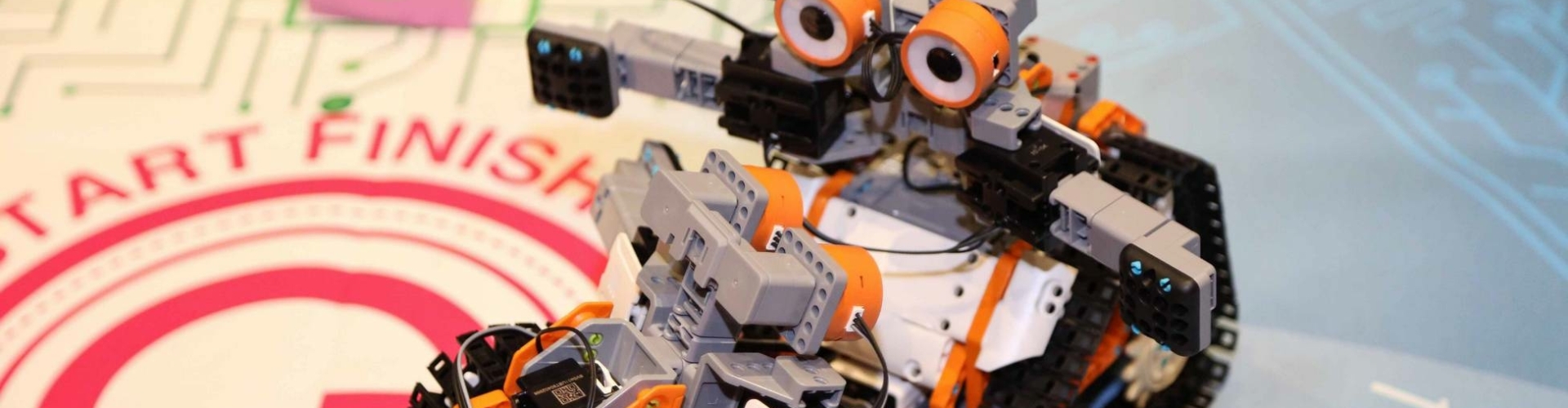 Leuke technische activiteit waarbij deelnemers robots bouwen