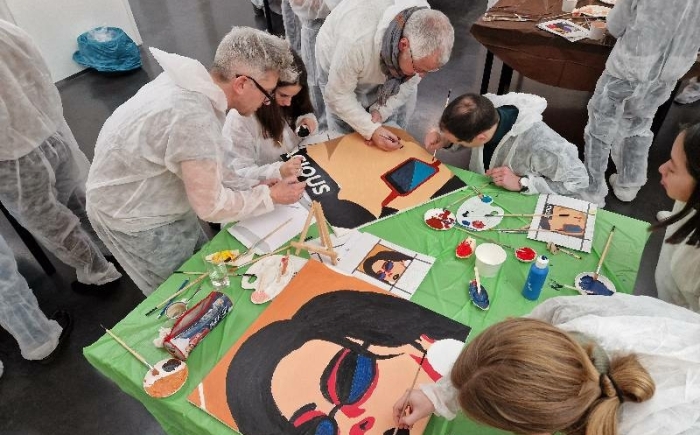 Teams bezig met het schilderen van hun individuele canvas