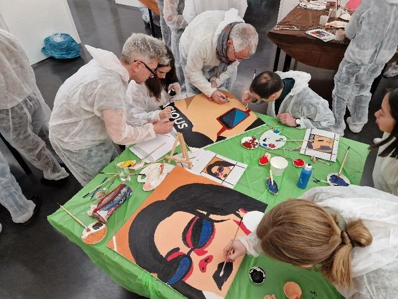 Teams bezig met het schilderen van hun individuele canvas