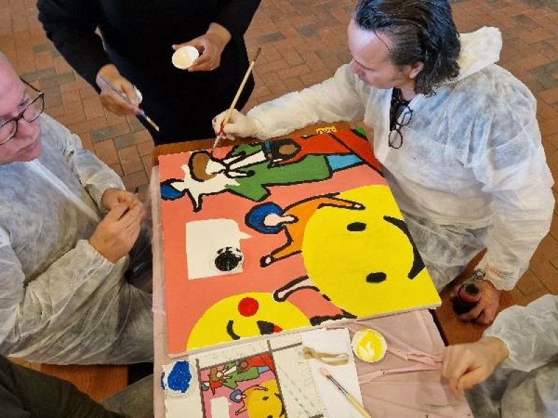 Teams bezig met het schilderen van hun individuele canvas