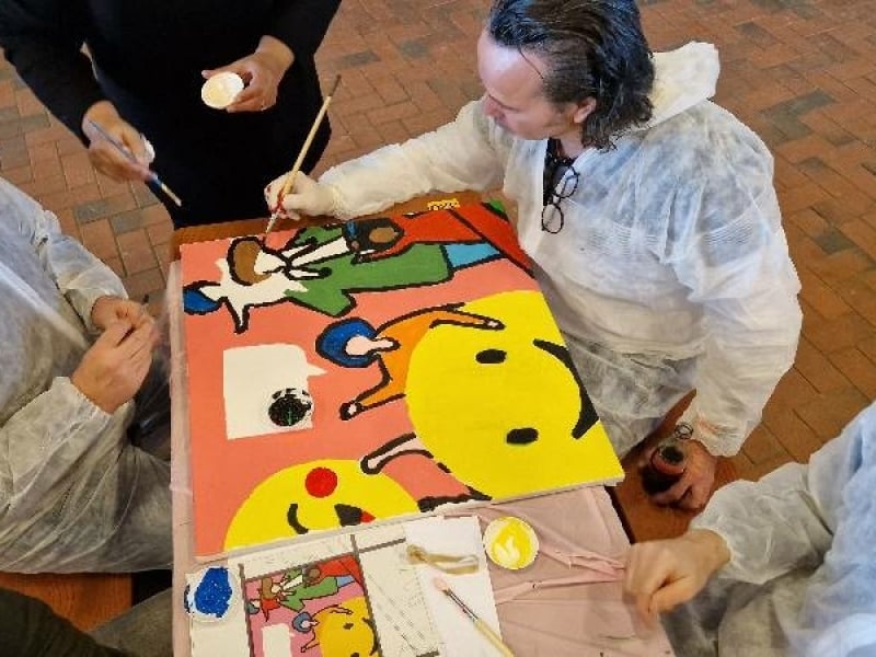Teams bezig met het schilderen van hun individuele canvas
