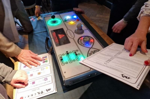 Synergyk verrader aan boord Eén team werkt samen om een AI-robot te verslaan