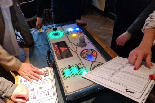 Eén team werkt samen om een AI-robot te verslaan