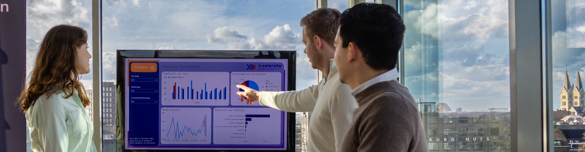 3 Business consultants overleggen de rapportages die zijn gemaakt met Power BI