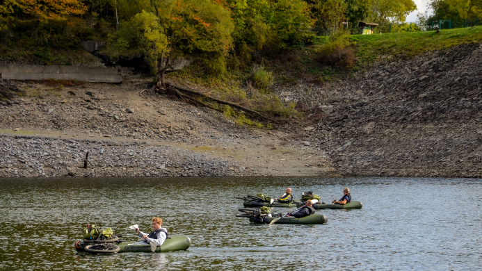 Bikeraft-expeditie met team van Oreon Properties op de Rursee in de Eifel Team van Oreon Properties vaart met packrafts en mountainbikes over de Rursee tijdens een YALPAK teambuilding in de Eifel, Duitsland.