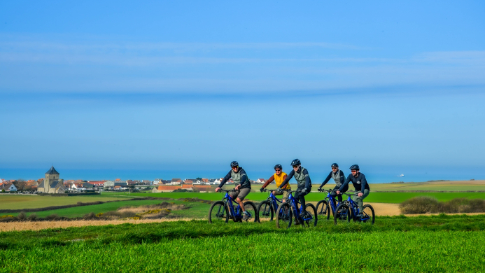 Klein team dat samen e-MTB rijdt tijdens een YALPAK tweedaagse team experience aan de Côte d’Opale