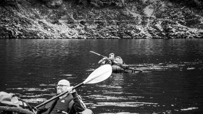 Teamleden van Oreon Properties packraften op de Rursee tijdens een YALPAK teambuilding expeditie in de Eifel.