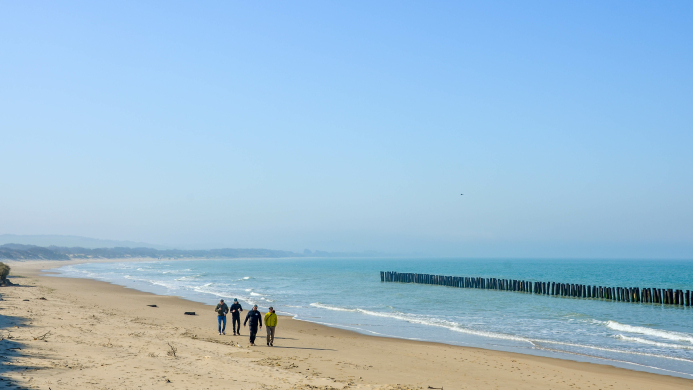 Teamwandeling langs het strand tijdens YALPAK team experience aan de Côte d’Opale Teamwandeling langs het strand tijdens een tweedaagse YALPAK team experience aan de Côte d’Opale in Frankrijk