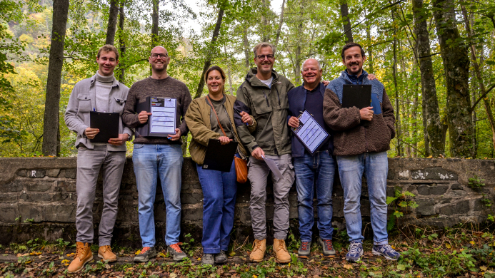 Reflectiemoment met team van Oreon Properties tijdens YALPAK teambuilding in de Eifel Team van Oreon Properties tijdens een reflectieoefening in het bos tijdens een YALPAK teambuilding in de Eifel, Duitsland.