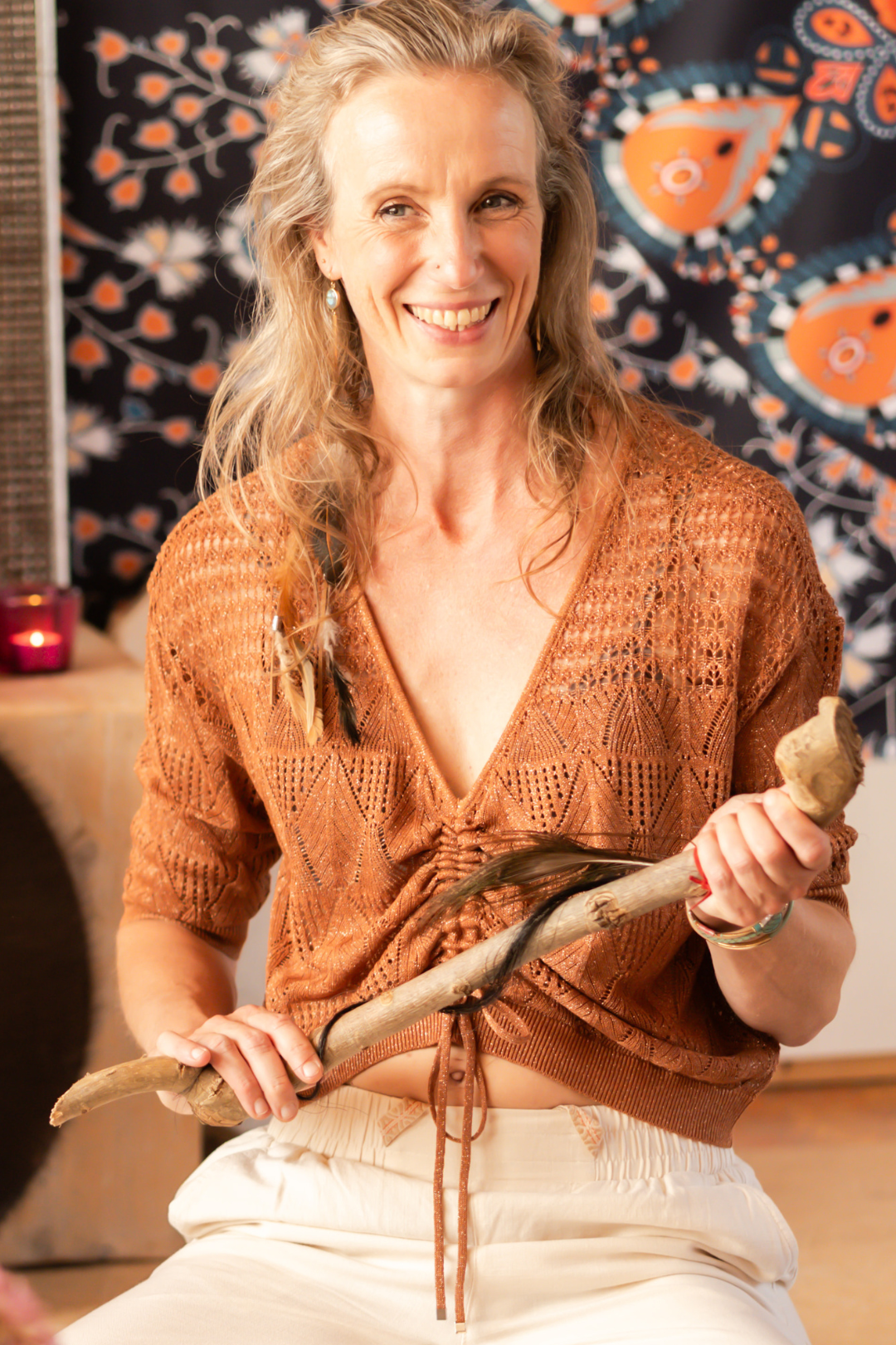 Julia met talkingstick bij de opening van de vrouwencircel en cacao ceremonie