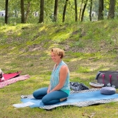 Aandacht voor jezelf tijdens yoga retreat in de natuur