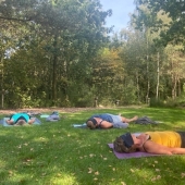 Ademsessie in de natuur tijdens yoga retreat