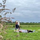 Ademsessie in de buitenlucht, onderdeel van yoga retreat in  de natuur