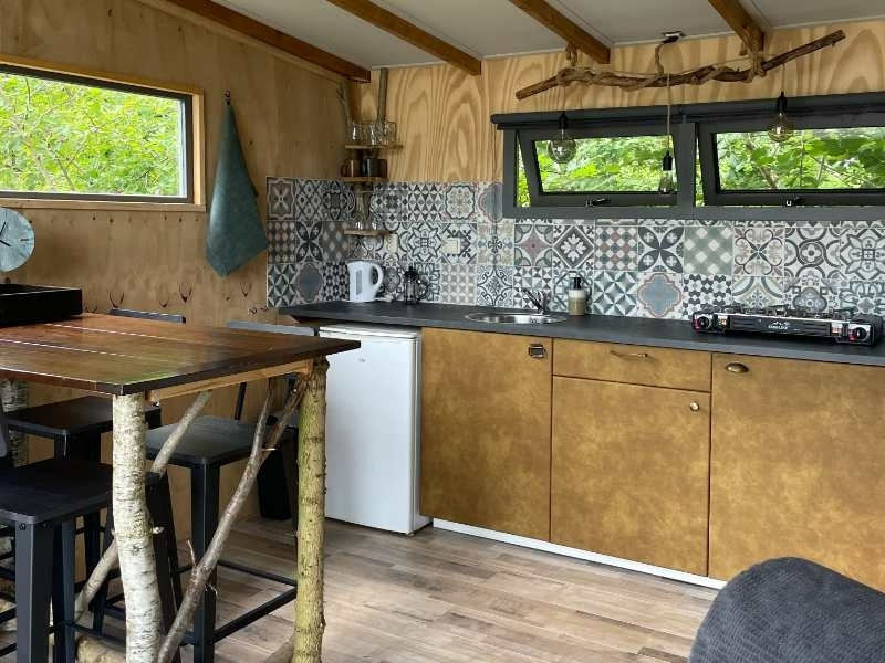 Buitenyoga retreat boomhut verblijf