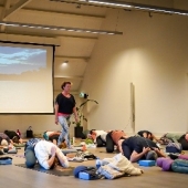 Child's pose tijdens yoga en muziek retreat dag