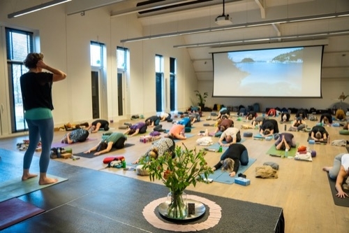 Child's pose vinyasa yoga en muziek retreat dag