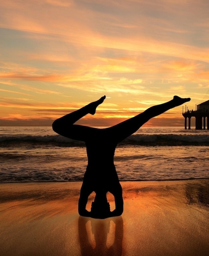 Hoofdstand yoga in de natuur, doe gratis mee