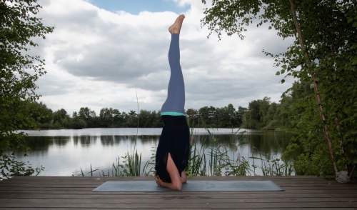 Hoofdstand yoga in de natuur