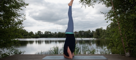 Hoofdstand yoga in de natuur