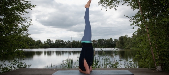 Hoofdstand yoga in de natuur