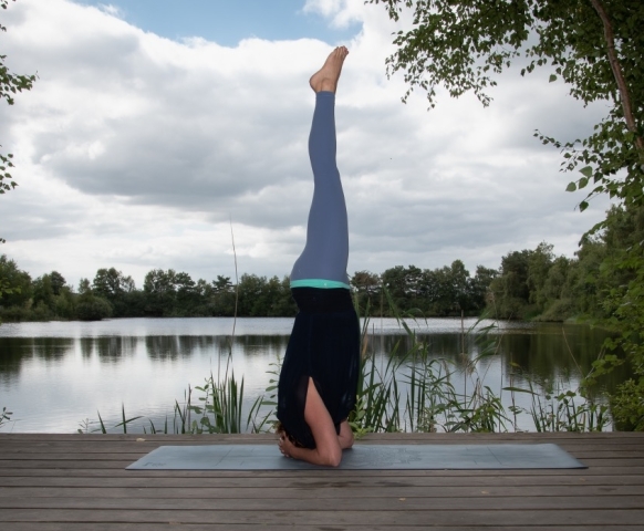 Hoofdstand yoga in de natuur