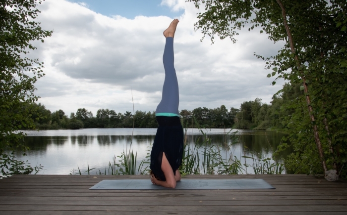 Hoofdstand yoga in de natuur