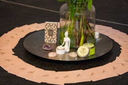 Kaartdeck tijdens yoga retreat dag altaar