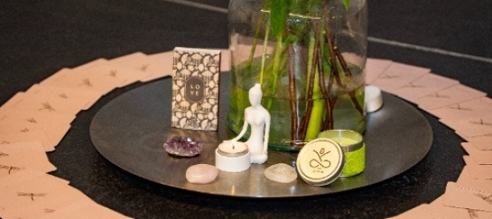 Kaartdeck tijdens yoga retreat dag altaar