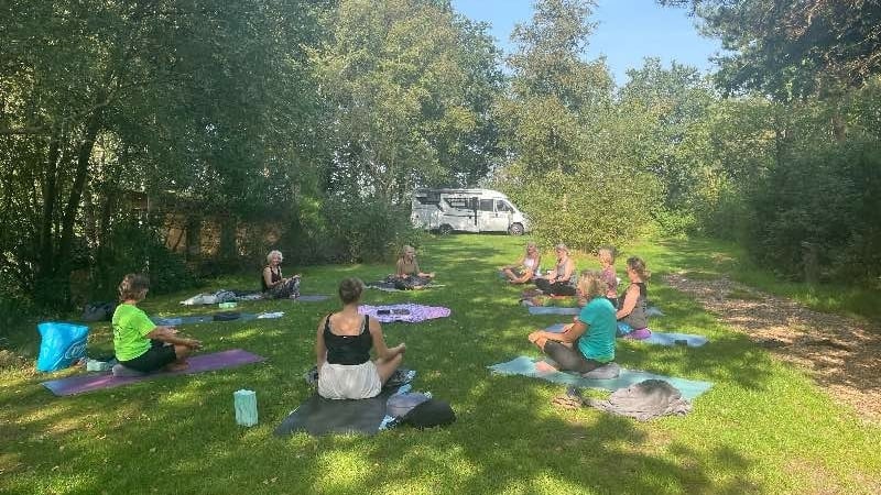 Yoga in de natuur retreat kleermakerszit buitenles