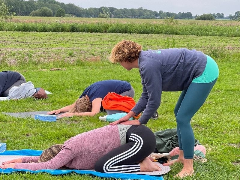 Child's pose en adjustments yoga retreat in Drenthe