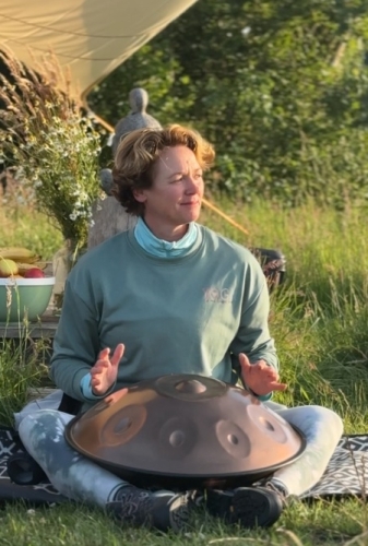 Vinyasa yoga retreat met handpan begeleiding