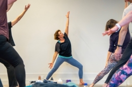 Mariska Leegte vinyasa yogadocent met passie voor yoga, adem en live muziek