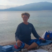 Yoga op het strand in Griekenland