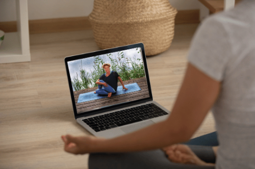 Online vinyasa yoga Nederlands gesproken