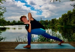 Yoga in de natuur gedraaide lunge poste