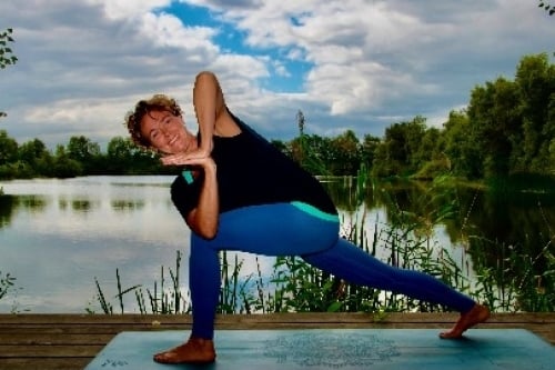 Yoga in de natuur gedraaide lunge poste