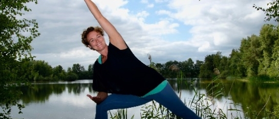 Zijwaarts gestrekte lunge pose vinuasa yoga