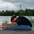 Home yoga retreat in de natuur Zittende vooroverbuiging in de natuur