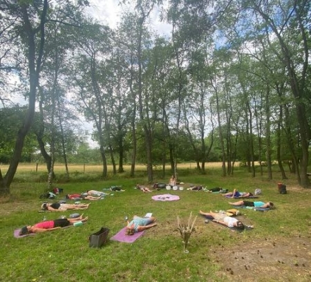 Yoga retreat in de natuur savasana begeleid door zangeres Ilse Oversier