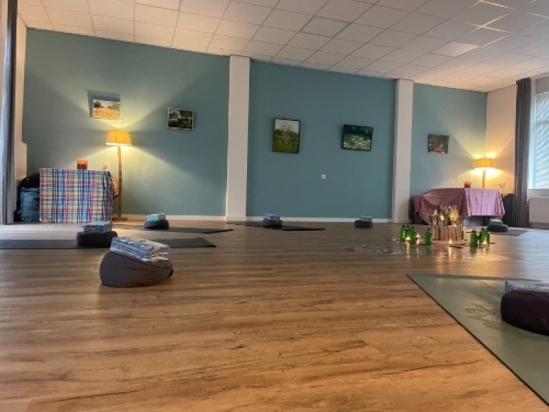 ruime zaal voor yoga retreat dag in Drenthe Yoga retreat dag in Drenthe