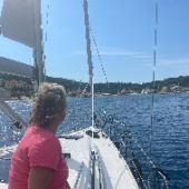 Staren over het water tijdens yoga en zeilen retreat