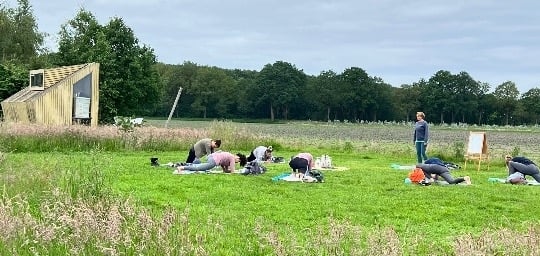 vinyasa yoga retreat in de natuur