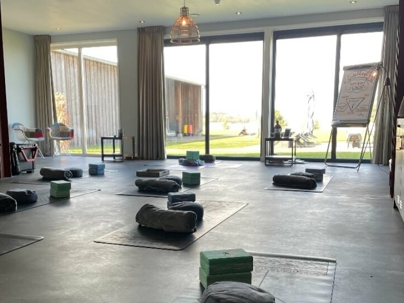 Yogastudio in woonkamer luxe landhuis het Voshuys
