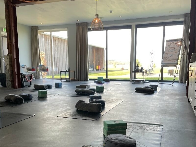 Yogastudio in woonkamer luxe landhuis het Voshuys